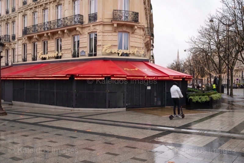 2020;Brasseries;Champs Elysees;Champs-Élysées;Confinement;Corona;Covid;Covid-19;Fouquet;Fouquet's;Kaleidos;Kaleidos images;Lockdown;Paris 8;Restaurants;Scooter;Tarek Charara;Winter